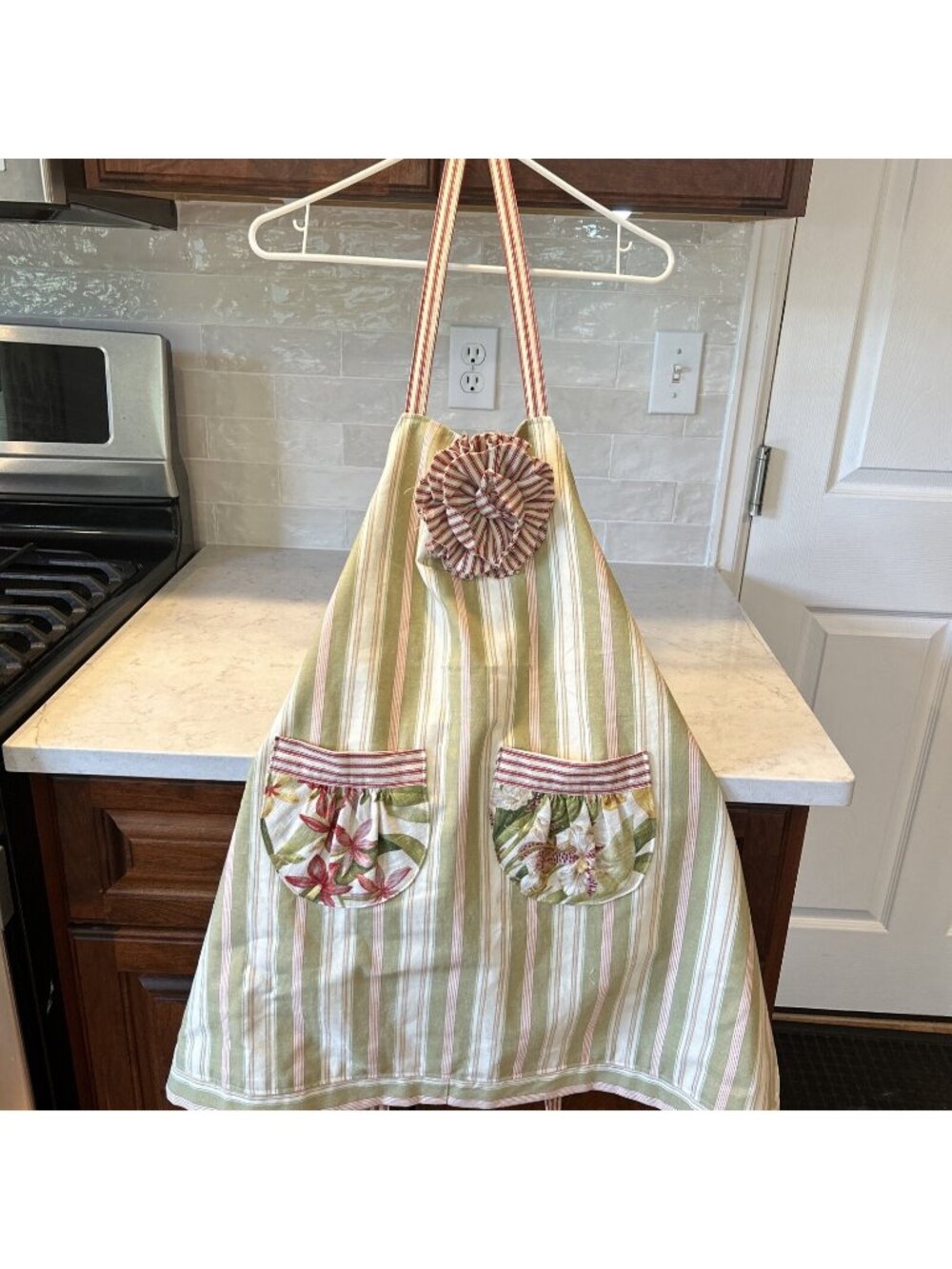 Hand Made Women’s  Kitchen Apron With Pockets. Lined With Movable Flower.